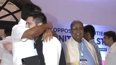 The cheering gesture from the two leaders comes after a bitter war of words on the issue of the ordinance. (ANI) The cheering gesture from the two leaders comes after a bitter war of words on the issue of the ordinance. (ANI)