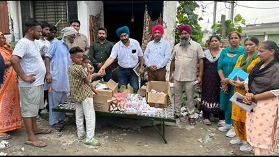 Teams of the health department during a house-to-house survey in one of the flood-affected areas in Ludhiana on Monday. (HT Photo) Teams of the health department during a house-to-house survey in one of the flood-affected areas in Ludhiana on Monday. (HT Photo)