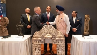US returns 105 trafficked antiques to India US returns 105 trafficked antiques to India