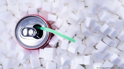 As an adult, you'd have to drink at least nine cans of soft drinks to exceed the recommended daily intake of artificial sweeteners. (Franziska Gabbert/dpa/picture alliance) As an adult, you'd have to drink at least nine cans of soft drinks to exceed the recommended daily intake of artificial sweeteners. (Franziska Gabbert/dpa/picture alliance)