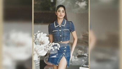 Janhvi Kapoor kept her makeup minimal and opted for the simple half-open back-brushed hairdo. (Instagram/@janhvikapoor) Janhvi Kapoor kept her makeup minimal and opted for the simple half-open back-brushed hairdo. (Instagram/@janhvikapoor)