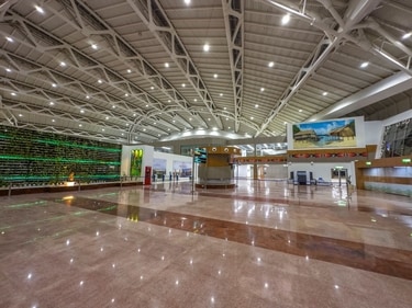 The entire terminal will have 100 percent natural lighting for 12 hours a day which will be achieved by skylights along the roof. The entire terminal will have 100 percent natural lighting for 12 hours a day which will be achieved by skylights along the roof.