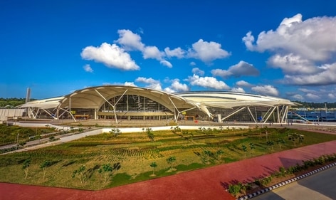The shell-shaped structure of the new terminal building depicts the sea and islands. The shell-shaped structure of the new terminal building depicts the sea and islands.