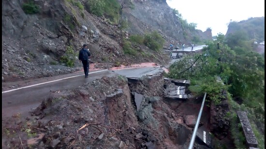 A day after the Morni to Panchkula road via Thapli collapsed again, the Panchkula deputy commissioner (DC) on Monday ordered a survey to identify land-slide prone areas in Morni region. (Sant Arora/HT)