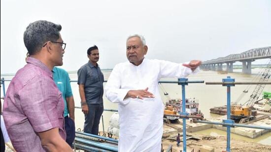 Bihar CM Nitish Kumar inspects construction works of JP Ganga Path project in Patna. (HT Photo)
