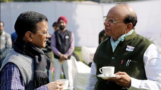 Delhi CM Arvind Kejriwal (left) and Delhi LG VK Saxena (right) (File Photo)