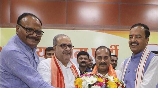 Former Samajwadi Party leader Dara Singh Chauhan rejoins the BJP in the presence of party leaders in Lucknow on Monday. (PTI PHOTO)