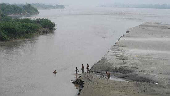 People continue to visit the Yamuna River despite advisories, on Monday. (Sunil Ghosh/HT Photo)