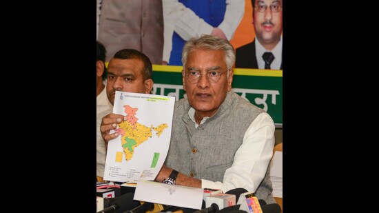 Punjab Bharatiya Janata Party (BJP) president Sunil Jakhar addresses a press conference, in Jalandhar on Monday. (ANI)