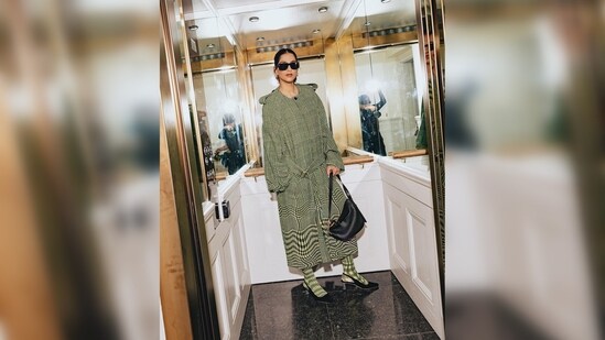 Sonam Kapoor amped up her look with simple yet chic jewellery comprising dime-sized gold hoops from the London-based jewellery label Otiumberg.&nbsp;(Instagram/@rheakapoor)