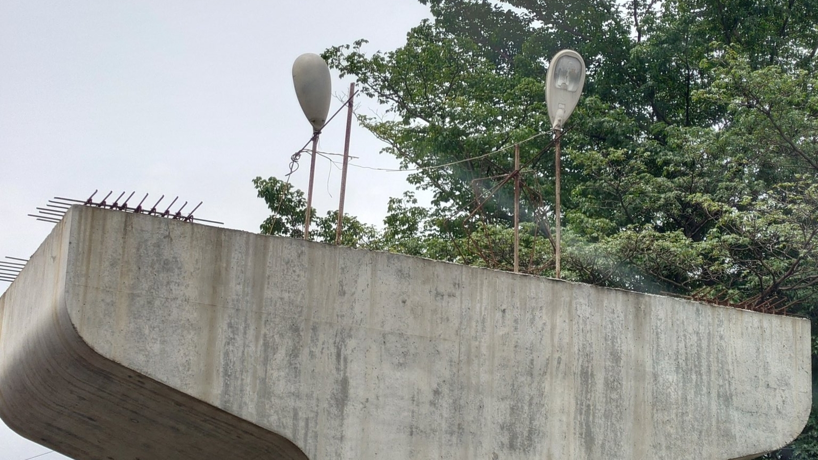 Lamps appear on Bengaluru's unfinished Ejipura flyover, Twitter in splits - Vimarsana News