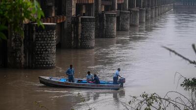 Army and Navy personnel working on repairing the ITO Yamuna River Barrage gate on Tuesday. (Raj K Raj/HT PHOTO)
