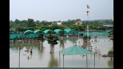 Around 2,000 farmhouses located on the floodplains in Noida were affected by the flooding of the Yamuna. (Sunil Ghosh/HT Photo)