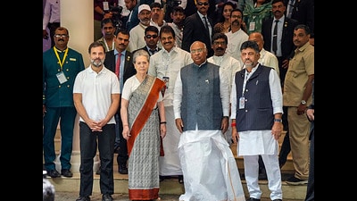 Congress president Mallikarjun Kharge with party leaders Sonia Gandhi, Rahul Gandhi and DK Shivakumar. (PTI)
