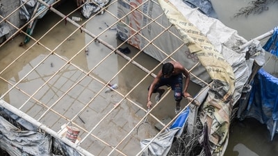The water level of Yamuna continues to decrease in Delhi as it dropped to 205.46 metres at 3pm on Tuesday from 206.01 metres around midnight. (Raj K Raj/ Hindustan Times) The water level of Yamuna continues to decrease in Delhi as it dropped to 205.46 metres at 3pm on Tuesday from 206.01 metres around midnight. (Raj K Raj/ Hindustan Times)