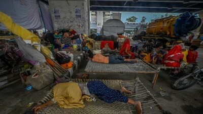 People living in a makeshift tent after they evacuated their homes as the Yamuna River swelled up, (Raj K Raj/ Hindustan Times) People living in a makeshift tent after they evacuated their homes as the Yamuna River swelled up, (Raj K Raj/ Hindustan Times)