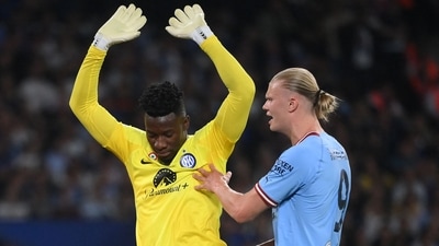 Inter Milan's Cameroonian goalkeeper #24 Andre Onana is pushed by Manchester City's Norwegian striker #9 Erling Haaland (AFP) Inter Milan's Cameroonian goalkeeper #24 Andre Onana is pushed by Manchester City's Norwegian striker #9 Erling Haaland (AFP)