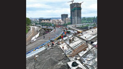 Girder installation work underway at new Chandani Chowk flyover. (Kalpesh Nukte/HT PHOTO)