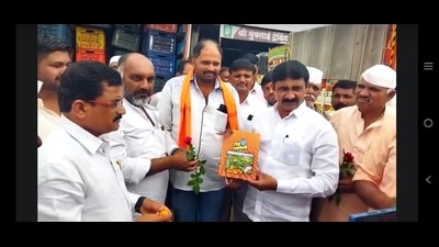 Ishwar Gayakar felicitated at Narayangaon APMC Market. (HT PHOTO) Ishwar Gayakar felicitated at Narayangaon APMC Market. (HT PHOTO)