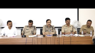 Kumaar was speaking during the Pune district traffic safety committee meeting, that was held at the Pune Police Commissionerate on Tuesday. (HT PHOTO) Kumaar was speaking during the Pune district traffic safety committee meeting, that was held at the Pune Police Commissionerate on Tuesday. (HT PHOTO)