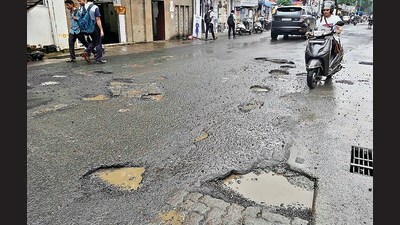 Mumbai, India - July 18, 2023 : Huge potholes Seen on S V Road at Malad West, in Mumbai, India, on Tuesday, July 18, 2023. (Photo by Vijay Bate/HT Photo) Mumbai, India - July 18, 2023 : Huge potholes Seen on S V Road at Malad West, in Mumbai, India, on Tuesday, July 18, 2023. (Photo by Vijay Bate/HT Photo)