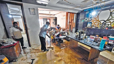 Residents at Civil lines clean their houses after the floods on Tuesday. (Sanjeev Verma/HT PHOTO) Residents at Civil lines clean their houses after the floods on Tuesday. (Sanjeev Verma/HT PHOTO)