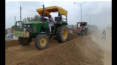 Residents building a temporary embankment along the Mansa-Sirsa state highway to stop floodwaters from entering Sardulgarh town after a fifth breach in the Ghaggar river on Tuesday. (HT photo) Residents building a temporary embankment along the Mansa-Sirsa state highway to stop floodwaters from entering Sardulgarh town after a fifth breach in the Ghaggar river on Tuesday. (HT photo)