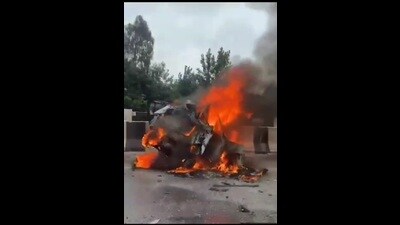 The Maruti Suzuki Alto was on way to Ambala from Dehradun when a truck rammed into it in an attempt to overtake it at the Chunehti flyover in the Rampur Maniharan area. (HT)