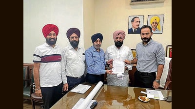 The industry delegation during their meeting with cabinet minister Gurmeet Singh Meet Hayer. (HT Photo)