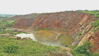 The plundered remains of a hillock, in Pachgavan in Nuh district. (Parveen Kumar/HT Photo) The plundered remains of a hillock, in Pachgavan in Nuh district. (Parveen Kumar/HT Photo)