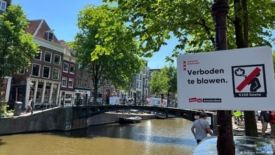 Amsterdam has banned smoking cannabis in public and is imposing fines to get rid of party tourists. Signs around Amsterdam forbid tourists from smoking cannabis. (Andreas Kirchhoff/DW) Amsterdam has banned smoking cannabis in public and is imposing fines to get rid of party tourists. Signs around Amsterdam forbid tourists from smoking cannabis. (Andreas Kirchhoff/DW)