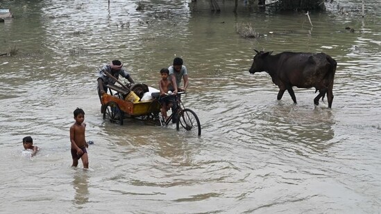 The Yamuna water level in Delhi followed a downward trend on Tuesday morning after a slight increase on Monday but it is still flowing over two metres above the danger mark of 205.33 metres.&nbsp;(HT Photo/Vipin Kumar)