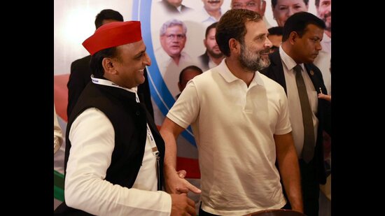 SP president Akhilesh Yadav with Congress leader Rahul Gandhi at the Bengaluru meet . (Sourced)