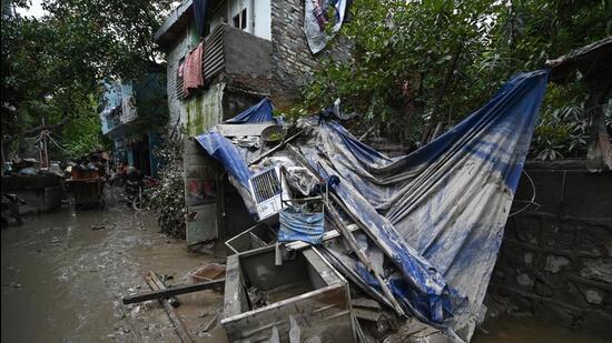 The Yamuna water level hit a record high of 208.66 metres last Thursday and flooded low-lying areas. (Hindustan Times)