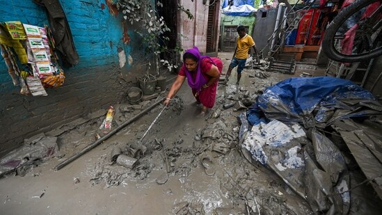 The Yamuna water level declined to 205.67 metres by 8 am on Tuesday from 206.01 at 11 pm on Monday, according to the Central Water Commission's flood-monitoring portal. It is expected to drop further to 205.41 metres by 7 pm.&nbsp;(HT Photo/Sanchit Khanna)