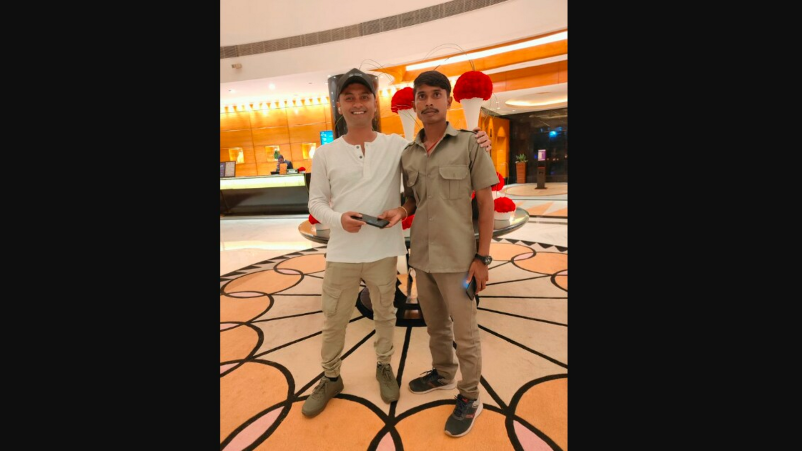 Driver goes to passenger's hotel to return lost phone | Trending - Vimarsana News