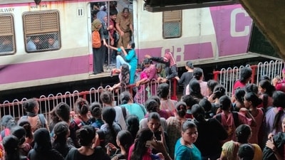 As the local train is running late, there is a rush of commuters at the Thane railway station platform. (Praful Gangurde/ HT Photo) As the local train is running late, there is a rush of commuters at the Thane railway station platform. (Praful Gangurde/ HT Photo)