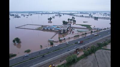 After a breach in the Ghaggar river, water entered Fatehabad city on Wednesday. People were having a tough time with their shops and houses inundated. (HT Photo)