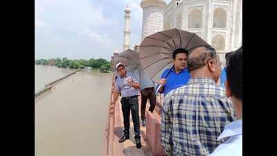 Agra officials inspecting the Yamuna levels near the Taj Mahal on Wednesday.