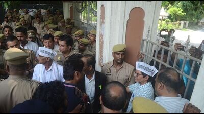 Amitabh Thakur being prevented from entering AU campus on Wednesday. (HT Photo)