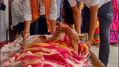 An elderly woman arrives at a polling booth in Bihar to cast her vote in 2020 state polls. (HT FILE) An elderly woman arrives at a polling booth in Bihar to cast her vote in 2020 state polls. (HT FILE)
