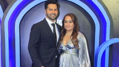 Varun Dhawan posed at the Bawaal blue carpet with wife Natasha Dalal. His filmmaker father David Dhawan, filmmaker brother Rohit Dhawan and mom Karuna Dhawan were also present. Varun Dhawan posed at the Bawaal blue carpet with wife Natasha Dalal. His filmmaker father David Dhawan, filmmaker brother Rohit Dhawan and mom Karuna Dhawan were also present. 