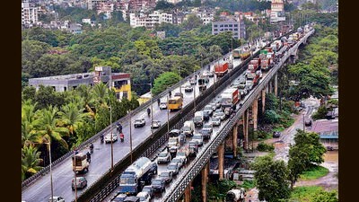 Commuters said that bumper to bumper traffic with a 4 km long traffic queue till New Katraj Tunnel was observed on Wednesday causing inconvenience (Rahul Raut/HT PHOTO) Commuters said that bumper to bumper traffic with a 4 km long traffic queue till New Katraj Tunnel was observed on Wednesday causing inconvenience (Rahul Raut/HT PHOTO)
