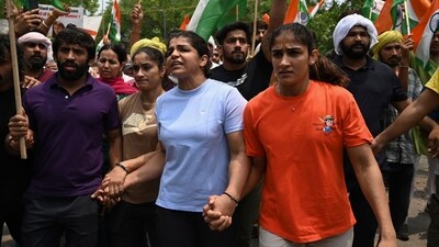 Indian wrestlers Bajrang Punia (L), Vinesh Phogat (2nd L), Sakshi Malik (2nd R) and Sangeeta Phogat (L) attempt to march to India's new parliament (AFP)
