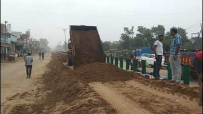 Instead of waiting for government help to arrive or cursing their fate, the villagers in Punjab took the initiative of plugging the breaches. (HT Photo) Instead of waiting for government help to arrive or cursing their fate, the villagers in Punjab took the initiative of plugging the breaches. (HT Photo)