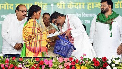 Jharkhand CM Hemant Soren distributes assets of public welfare schemes to a beneficiary in Giridih on Wednesday. (ANI) Jharkhand CM Hemant Soren distributes assets of public welfare schemes to a beneficiary in Giridih on Wednesday. (ANI)