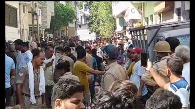 The crowd and police at the scene of the crime in Prayagraj on Wednesday (HT Photo) The crowd and police at the scene of the crime in Prayagraj on Wednesday (HT Photo)