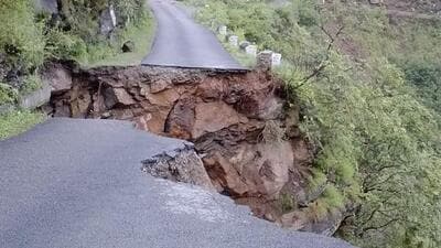 The road cave-in caused by a landslide at Pandadhar in Rampur Bushahr, Himachal. (HT Photo)
