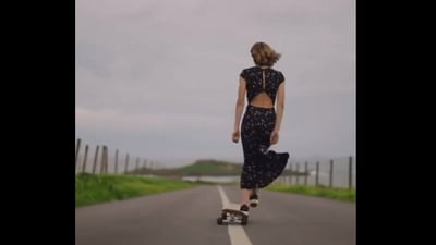 Woman dances while longboarding. (Reddit)