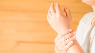 The monsoon season, characterized by heavy rainfall and increased humidity, can have a significant impact on individuals living with arthritis (Freepik) The monsoon season, characterized by heavy rainfall and increased humidity, can have a significant impact on individuals living with arthritis (Freepik)